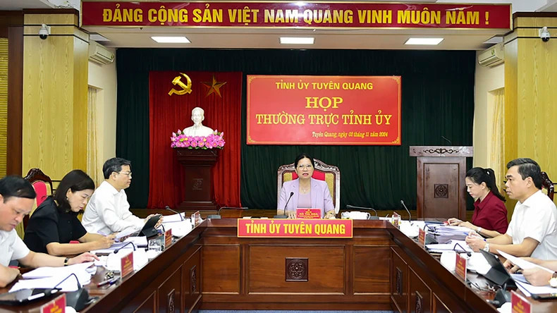 宣光省省委书记何氏娥要求各地、各相关部门加快人口安排工作,努力让群众搬进新房过年。 宣光省省委书记何氏娥要求各地、各相关部门加快人口安排工作,努力让群众搬进新房过年。
