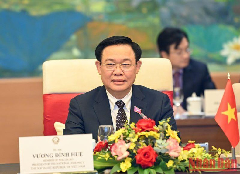 越南国会主席王廷惠发表讲话。