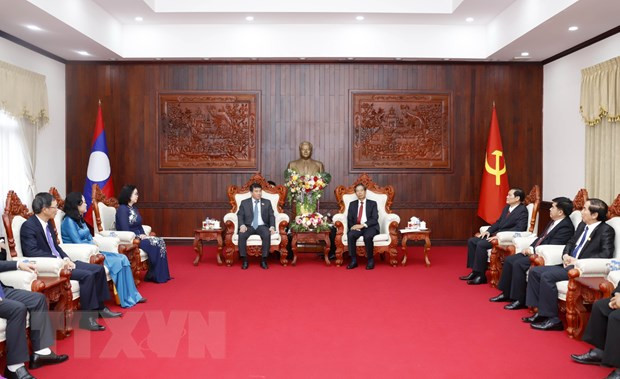 老挝建国阵线中央委员会主席辛拉冯·呼帕图恩会见越南国会民族委员会主任衣清河涅儋。