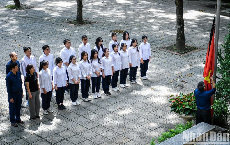 已故阮富仲总书记中学就读的阮嘉韶高中(龙边郡)近几天下半旗志哀。 已故阮富仲总书记中学就读的阮嘉韶高中(龙边郡)近几天下半旗志哀。