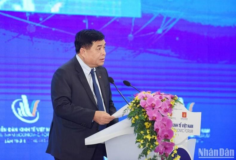 越南计划投资部部长阮志勇在论坛上发言。 越南计划投资部部长阮志勇在论坛上发言。