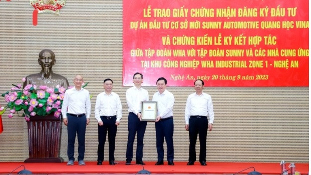 义安省领导人向FDI企业代表颁发投资许可证。