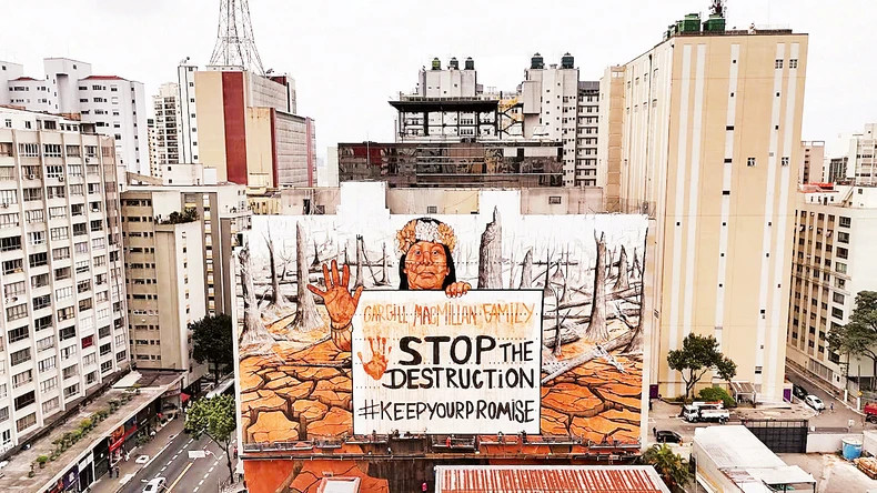 用巴西森林大火灰烬绘制的壁画。（图片来源：路透社）