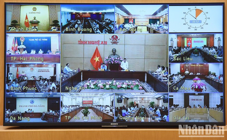 义安省领导人在会上发表讲话。 义安省领导人在会上发表讲话。