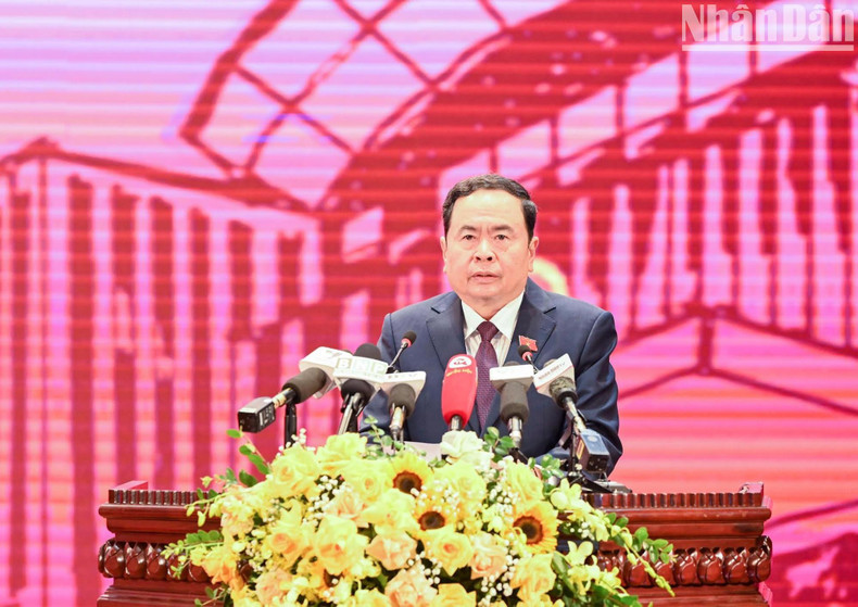 越南国会常务副主席、研讨会指导委员会主任陈青敏在开幕式上发言。