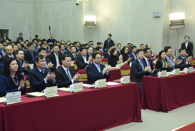 范明正总理与各位代表出席会议。 范明正总理与各位代表出席会议。