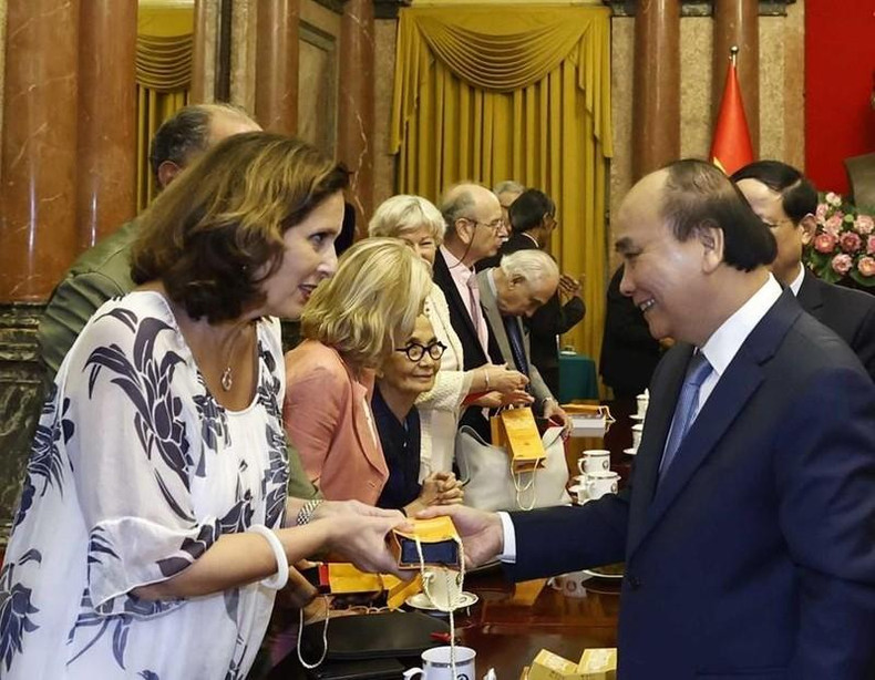 阮春福主席向各位国际科学家赠送纪念品。