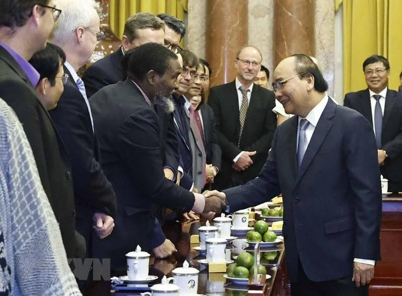 阮春福主席与各位国际科学家。