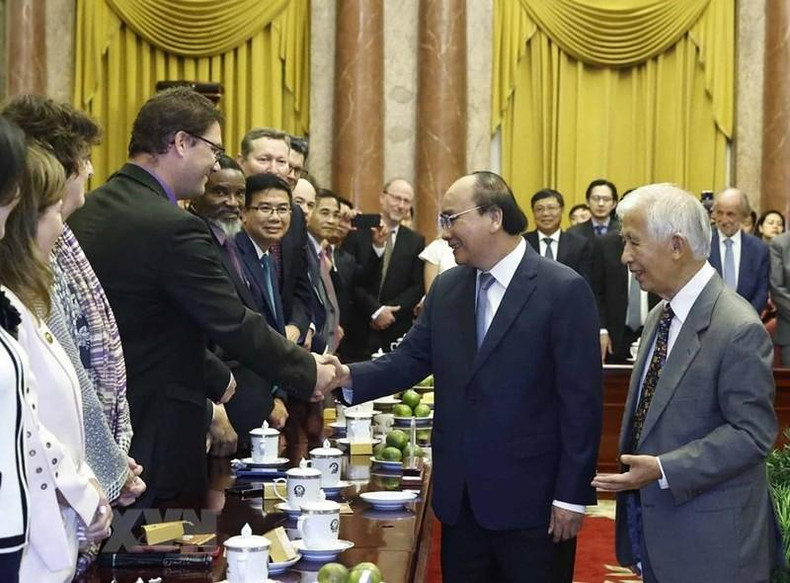 阮春福主席与各位国际科学家。