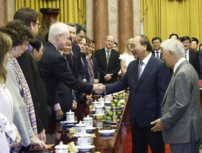 阮春福主席与各位代表。