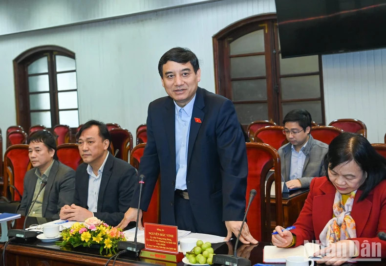 越南国会文化教育委员会主任阮德荣发表讲话。 越南国会文化教育委员会主任阮德荣发表讲话。