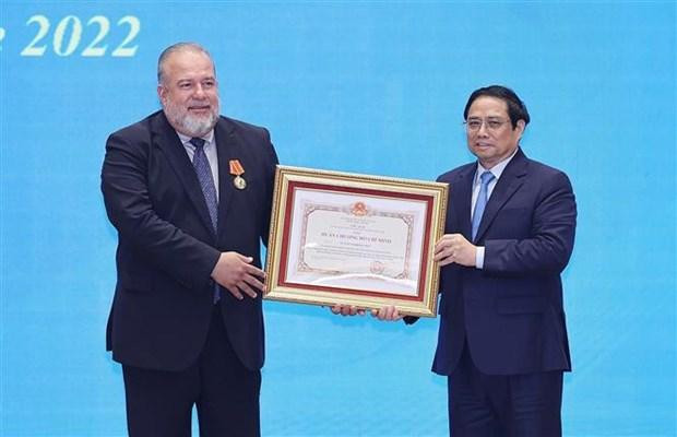 范明正总理代表越南党、国家领导向曼努埃尔·马雷罗·克鲁斯总理授予胡志明勋章。 范明正总理代表越南党、国家领导向曼努埃尔·马雷罗·克鲁斯总理授予胡志明勋章。