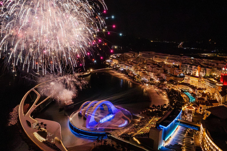 艺术烟花秀每晚在日落小镇举行。