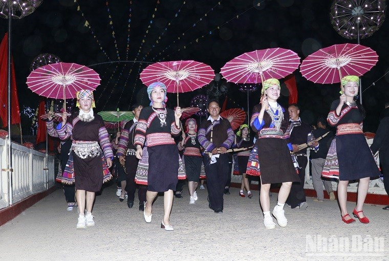 《赫蒙族人走上街头》表演活动。 《赫蒙族人走上街头》表演活动。