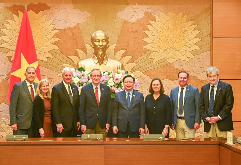 越南国会主席王廷惠与美国参议员迈克·克雷波一行合影。(维玲 摄) 越南国会主席王廷惠与美国参议员迈克·克雷波一行合影。(维玲 摄)
