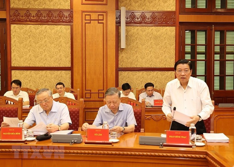 越共中央政治局委员、中央书记处书记、中央内政部部长、中央反腐败指导委员会常务副主任潘廷镯在会上发表讲话。 越共中央政治局委员、中央书记处书记、中央内政部部长、中央反腐败指导委员会常务副主任潘廷镯在会上发表讲话。