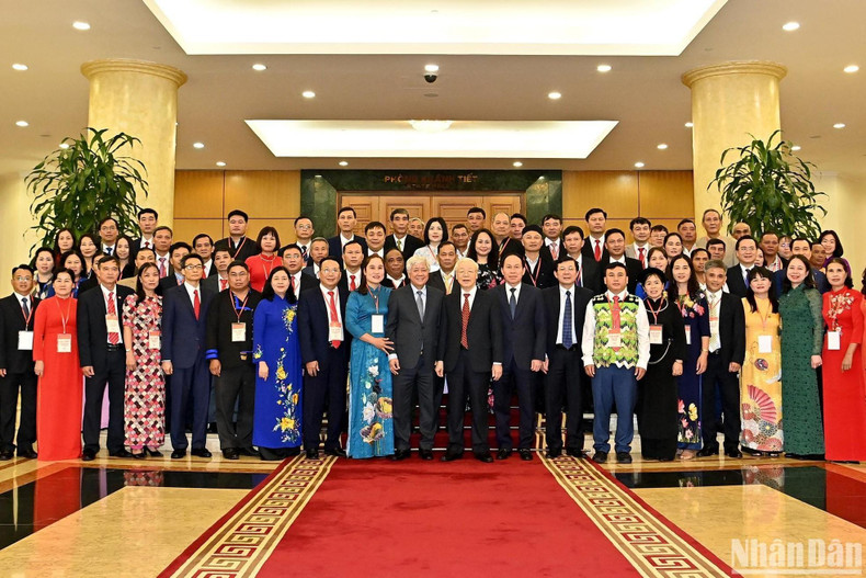 越共中央总书记阮富仲与各位代表合影。 越共中央总书记阮富仲与各位代表合影。