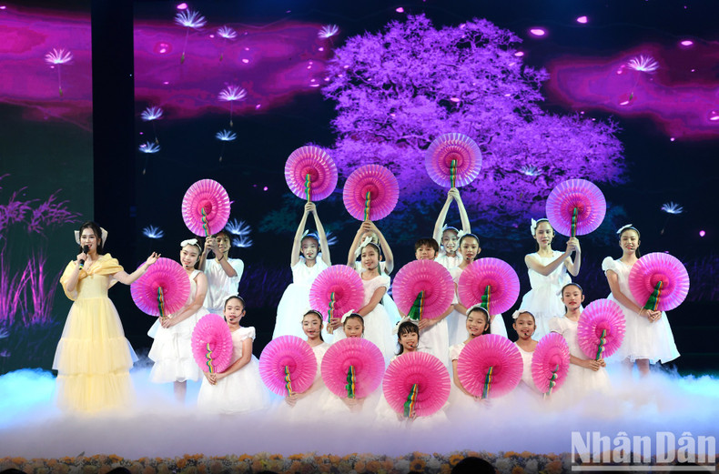 时长90分钟的“2023年温暖春节”艺术表演节目为观众献上精心编排的艺术空间,多首歌颂党、歌颂春天,表达爱国之情、民族团结互爱精神的歌曲。 时长90分钟的“2023年温暖春节”艺术表演节目为观众献上精心编排的艺术空间,多首歌颂党、歌颂春天,表达爱国之情、民族团结互爱精神的歌曲。