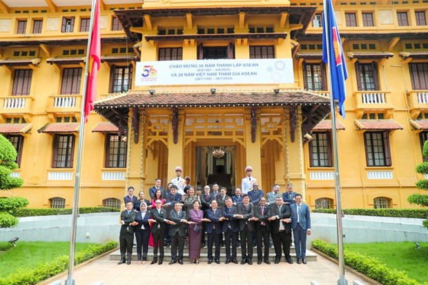 越南外交部部长裴青山与东盟各国大使合影。 越南外交部部长裴青山与东盟各国大使合影。