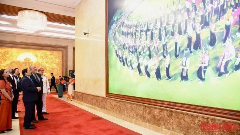 越南政府总理范明正向古巴总理曼努埃尔•马雷罗•克鲁斯介绍越南风土人情。 越南政府总理范明正向古巴总理曼努埃尔•马雷罗•克鲁斯介绍越南风土人情。