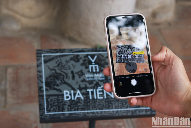 参观者可以扫描二维码以了解更多信息。 参观者可以扫描二维码以了解更多信息。