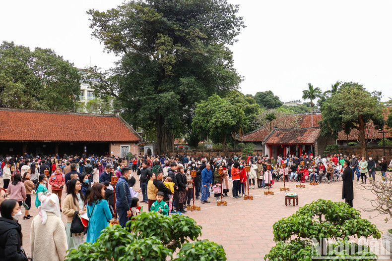 游客欣赏艺术表演节目。 游客欣赏艺术表演节目。
