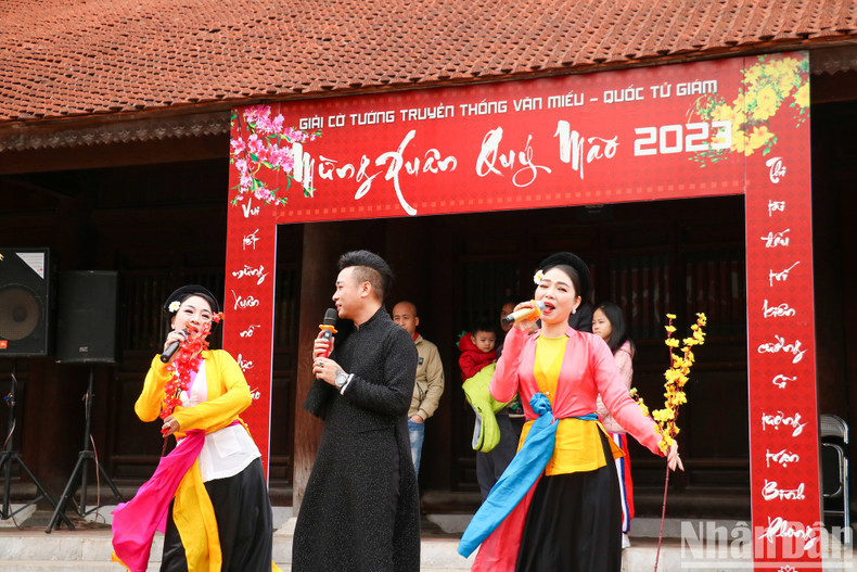 这里还举行多项文化艺术活动,吸引了大批游客的目光。 这里还举行多项文化艺术活动,吸引了大批游客的目光。