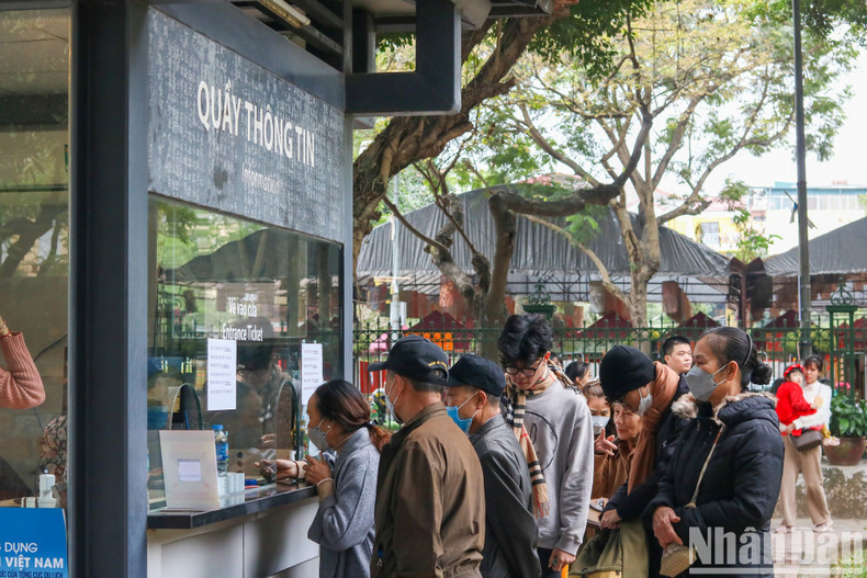 人们一早就排起了长队买票参观游览文庙-国子监。 人们一早就排起了长队买票参观游览文庙-国子监。