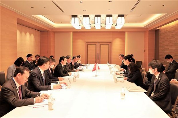 越南政府副总理陈红河会见日本经济产业大臣西村康俊。 越南政府副总理陈红河会见日本经济产业大臣西村康俊。