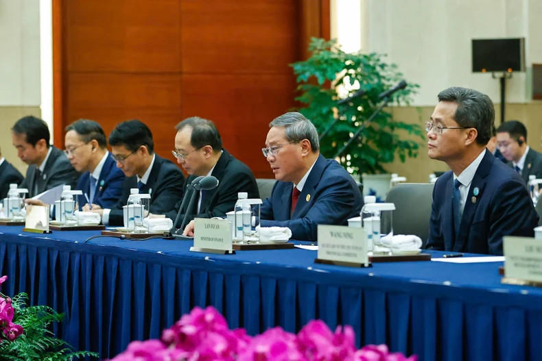 中国国务院总理李强在会谈中发表讲话。