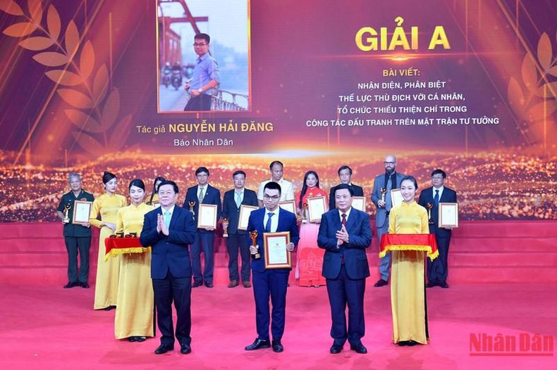 阮春胜同志和阮重义同志向《人民报》社的作者阮海灯授予A级奖。 阮春胜同志和阮重义同志向《人民报》社的作者阮海灯授予A级奖。