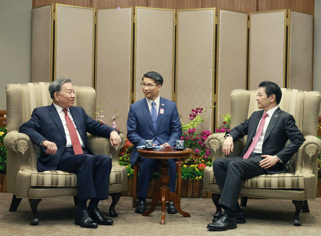 越共中央总书记苏林会见新加坡总理黄循财。 越共中央总书记苏林会见新加坡总理黄循财。