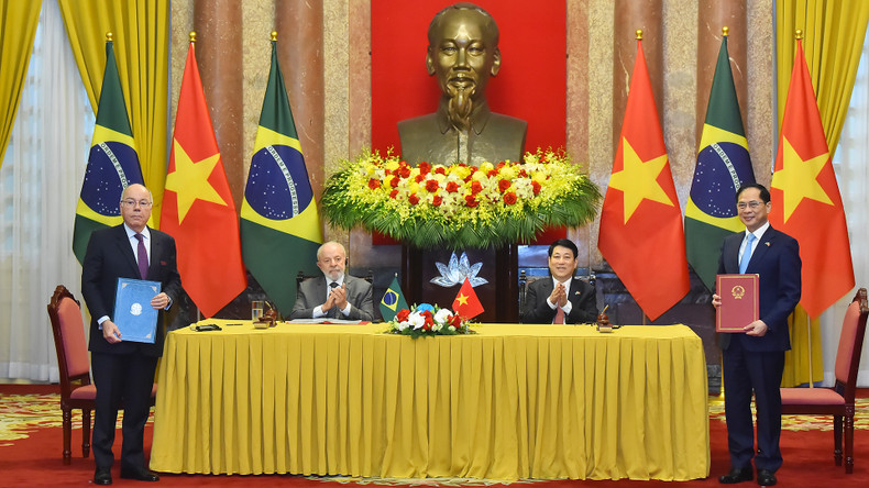 两位领导人共同见证了双边合作文件的签署和交换仪式。 两位领导人共同见证了双边合作文件的签署和交换仪式。