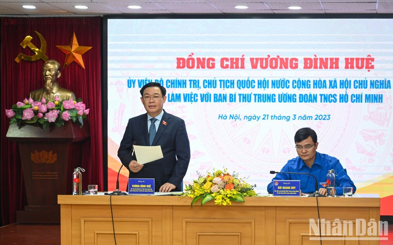 国会主席王廷惠在会上发表指导性讲话。