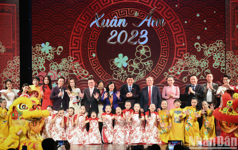 出席活动的各位代表合影。 出席活动的各位代表合影。