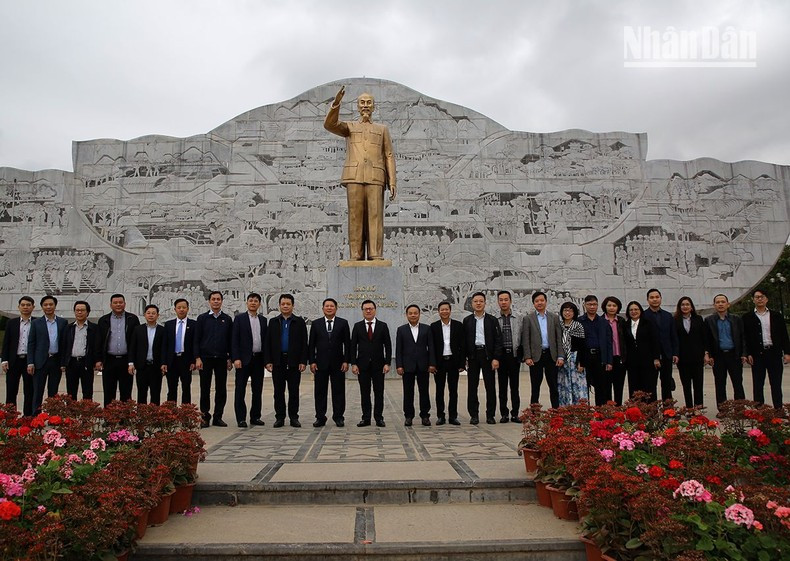 《人民报》社代表团与山罗省领导人合影。 《人民报》社代表团与山罗省领导人合影。