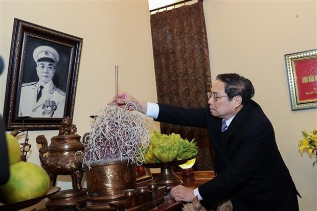 越南政府总理范明正上香缅怀武元甲大将。 越南政府总理范明正上香缅怀武元甲大将。