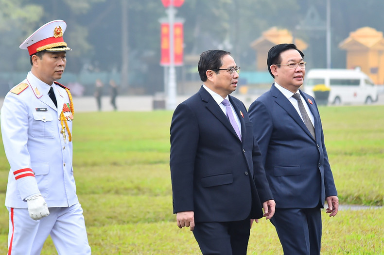 政府总理范明正与国会主席王廷惠在会议开幕式前进行了讨论。 政府总理范明正与国会主席王廷惠在会议开幕式前进行了讨论。