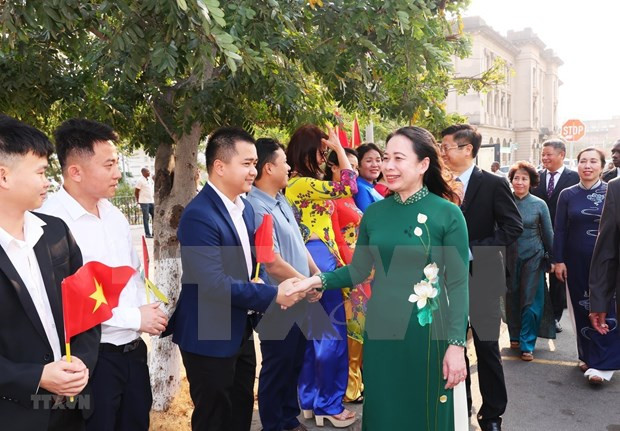 武氏映春副主席与越南驻莫大使馆工作人员和旅莫越侨代表。 武氏映春副主席与越南驻莫大使馆工作人员和旅莫越侨代表。