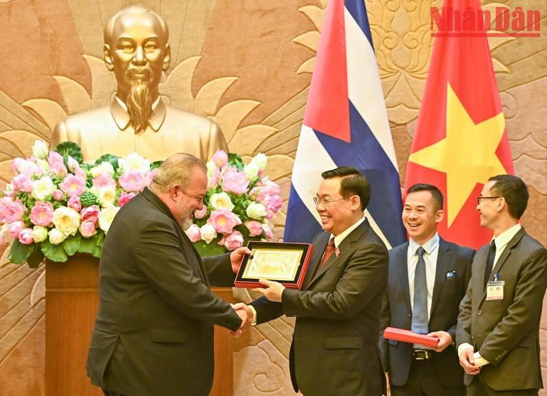 越南国会主席王廷惠向古巴总理曼努埃尔·马雷罗赠送纪念品。 越南国会主席王廷惠向古巴总理曼努埃尔·马雷罗赠送纪念品。