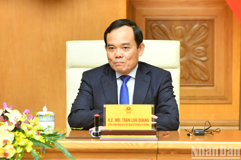 越南政府副总理陈流光在越南与中国香港企业座谈会上发表讲话。 越南政府副总理陈流光在越南与中国香港企业座谈会上发表讲话。