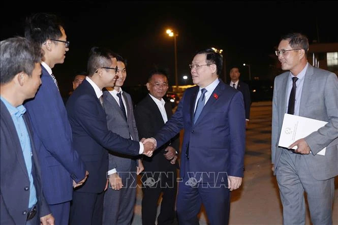 越南驻保加利亚大使馆干部员工在布尔加斯市机场送行国会主席王廷惠。