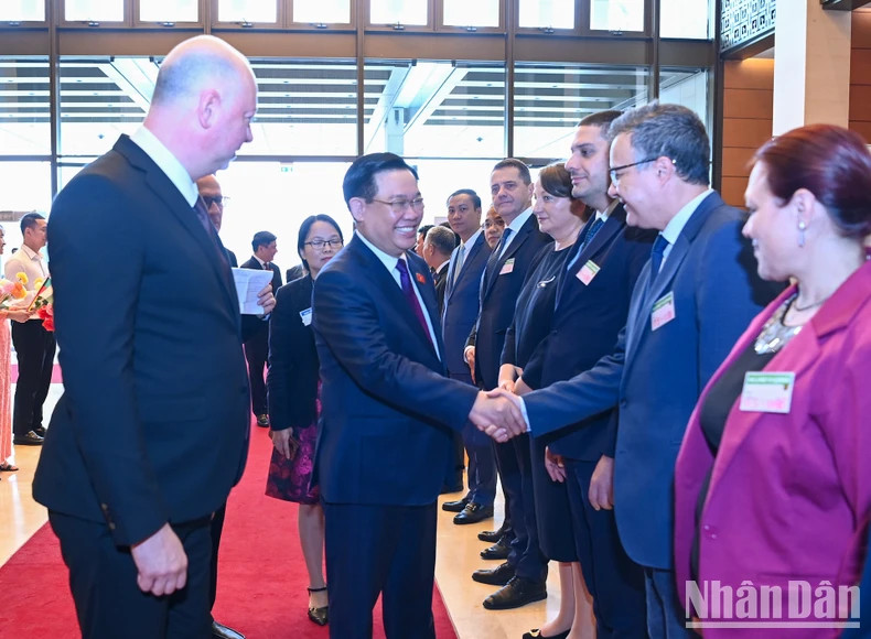 保加利亚议会议长耶利亚兹科夫向越南国会主席王廷惠介绍保加利亚议会高级代表团成员。 保加利亚议会议长耶利亚兹科夫向越南国会主席王廷惠介绍保加利亚议会高级代表团成员。