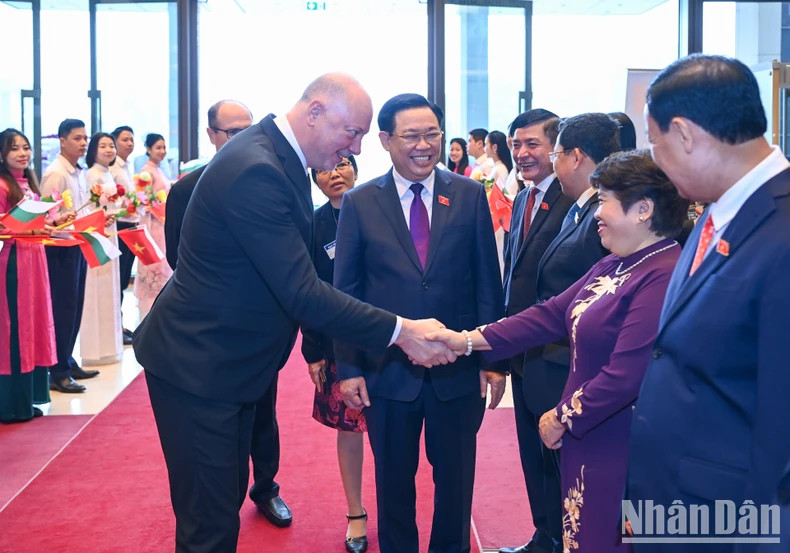 越南国会主席王廷惠向保加利亚议会议长耶利亚兹科夫介绍越南国会高级代表团成员。 越南国会主席王廷惠向保加利亚议会议长耶利亚兹科夫介绍越南国会高级代表团成员。