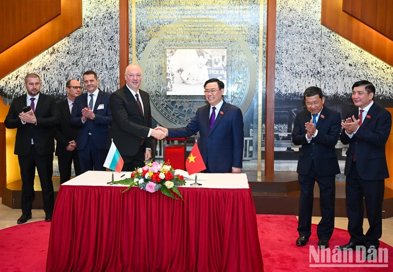 保加利亚议会议长耶利亚兹科夫在越南国会传统陈列室的纪念簿上留言。 保加利亚议会议长耶利亚兹科夫在越南国会传统陈列室的纪念簿上留言。