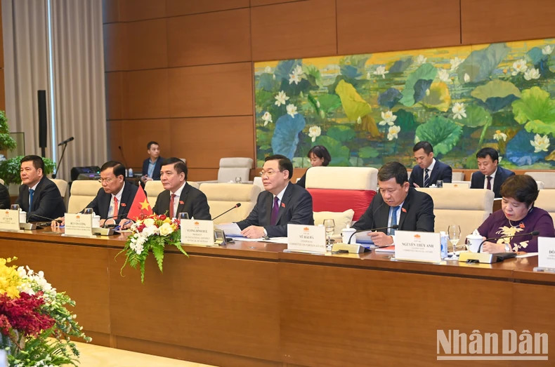 越南国会主席王廷惠在会谈中发表讲话。 越南国会主席王廷惠在会谈中发表讲话。