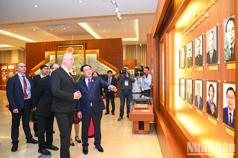 保加利亚议会议长耶利亚兹科夫一行参观越南国会传统陈列室。 保加利亚议会议长耶利亚兹科夫一行参观越南国会传统陈列室。