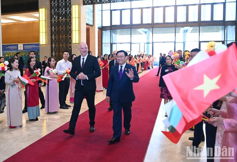 越南国会办公厅青年团员欢迎保加利亚议会议长耶利亚兹科夫到访。 越南国会办公厅青年团员欢迎保加利亚议会议长耶利亚兹科夫到访。