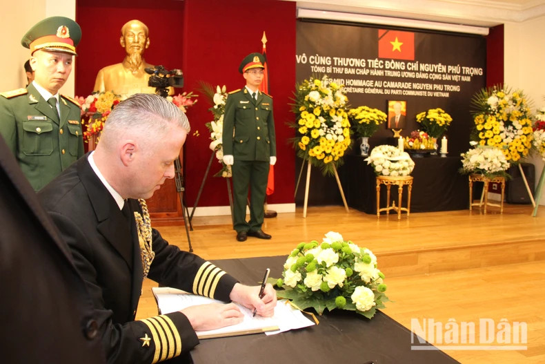 美国驻法国大使馆武官亚伦·霍夫大校在吊唁簿上留言。(凯旋 摄) 美国驻法国大使馆武官亚伦·霍夫大校在吊唁簿上留言。(凯旋 摄)