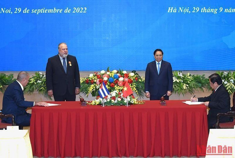 越南政府总理范明正与古巴总理曼努埃尔·马雷罗·克鲁斯出席越南农业农村发展部与古巴农业部关于农业合作的合作备忘录签字仪式。